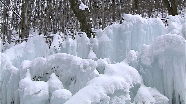 日本长野的人造冰柱上覆盖着积雪。视频素材