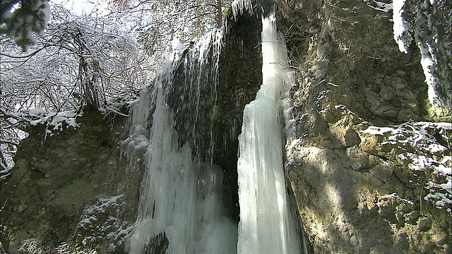 水从日本的Fudo瀑布流出。视频素材