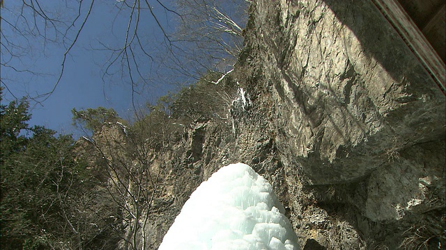 水流到大仙瀑布底部附近的一大块冰上。视频素材