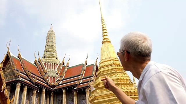 亚洲高级男子参观玉佛寺，翡翠佛寺，曼谷，泰国的地标视频素材