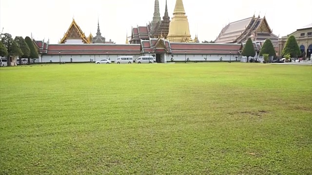 玉佛寺，大皇宫，翡翠佛寺，天空和草坪。里程碑式的曼谷,泰国视频素材