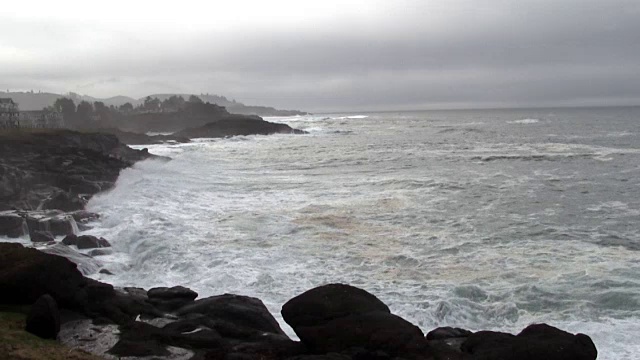 海浪冲击熔岩岩海岸阴天俄勒冈州迪坡湾视频素材