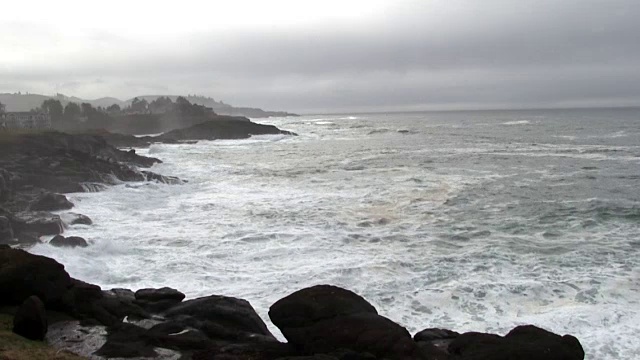 海浪冲击熔岩岩海岸阴天俄勒冈州迪坡湾视频素材