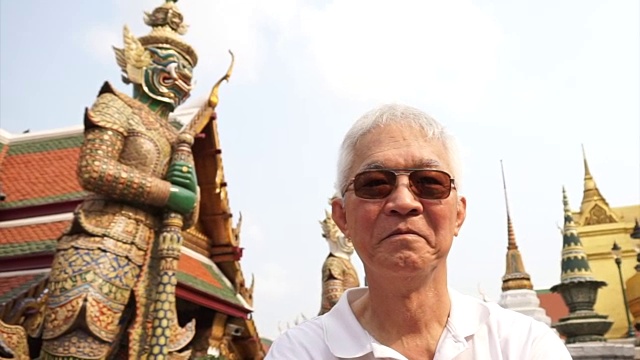 亚洲高级男子参观玉佛寺，翡翠佛寺，曼谷，泰国的地标视频素材