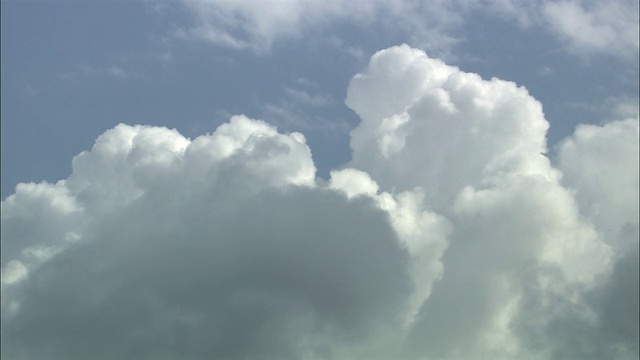 积雨云和北海道佐别的夏季天空视频素材