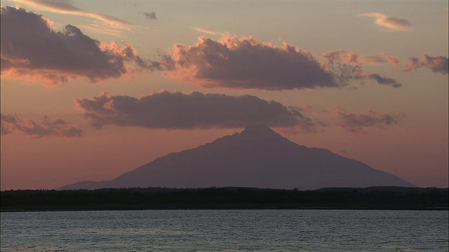 山。北海道落日余晖中的利尻视频素材