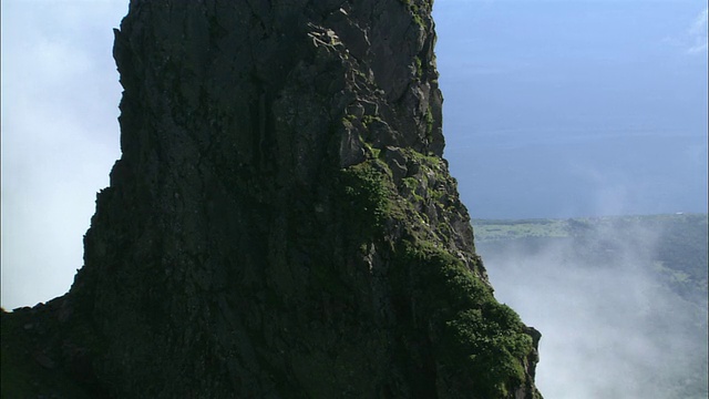 北海道理尻山上的蜡烛岩视频素材