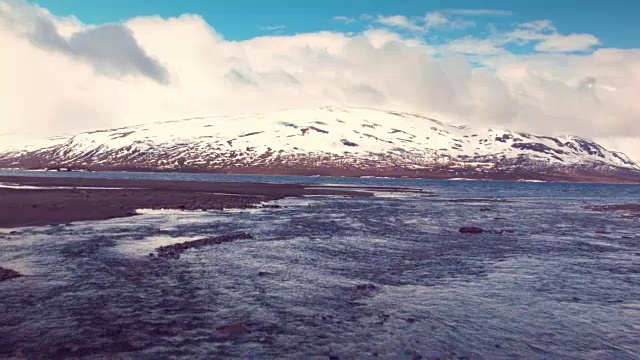 飞越有雪山的海岸视频素材