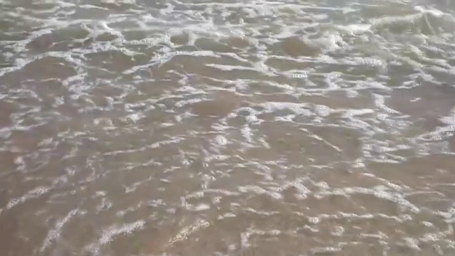 海浪柔和的海滩视频素材