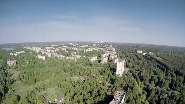 切尔诺贝利-无人机缓慢起飞拍摄普里皮亚季视频下载