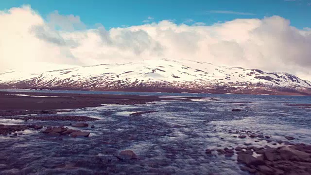 飞越有雪山的海岸视频素材