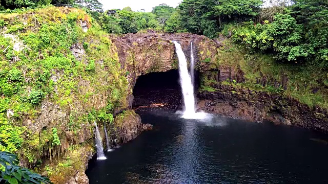 彩虹瀑布在夏威夷视频素材