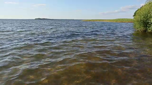 湖夏天风景。视频素材