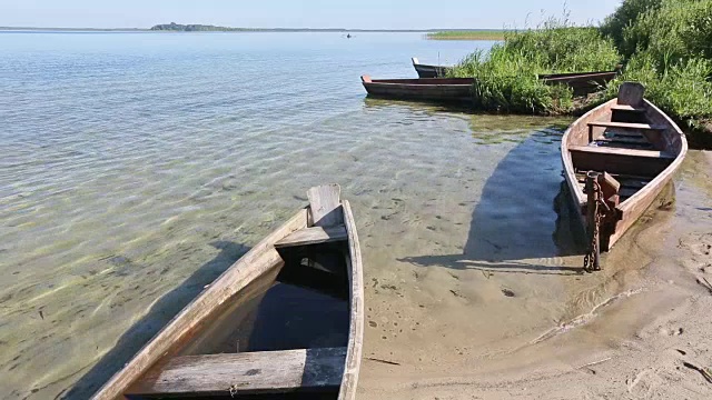 海岸附近沙滩上的木船。视频素材