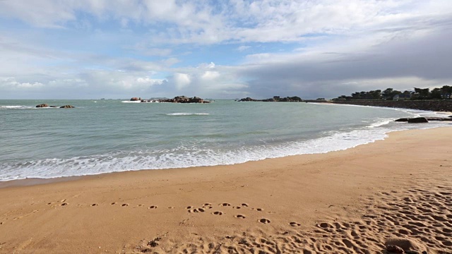 桑迪海滩。粉色花岗岩海岸，法国。视频素材