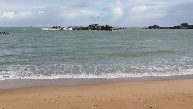 桑迪海滩。粉色花岗岩海岸，法国。视频素材