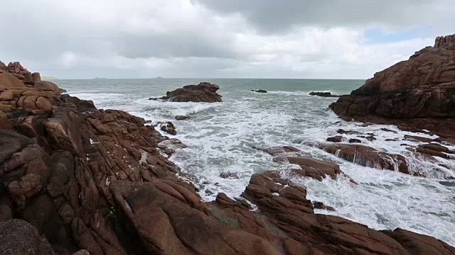 粉色花岗岩海岸多云景观(法国)。视频素材