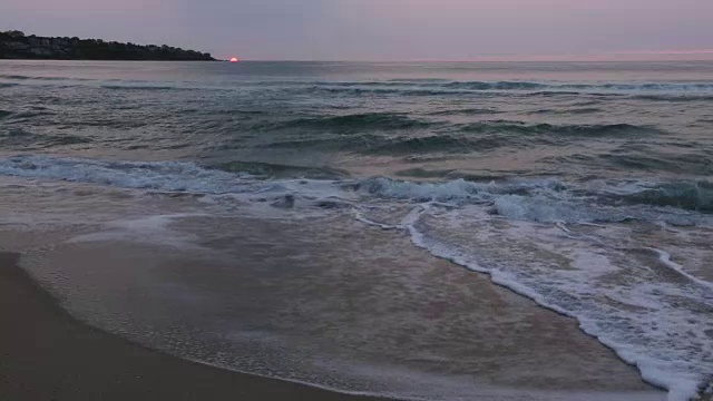 太阳从地平线和清晨的海面升起。视频素材