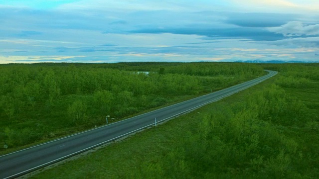 航拍的漫长道路在湖泊与美丽的天空视频素材