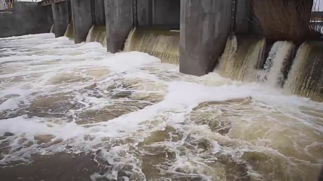 快速流动的水在大坝视频下载