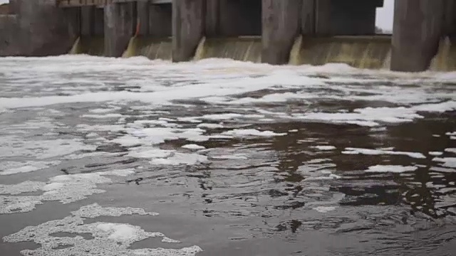 快速流动的水在大坝视频下载