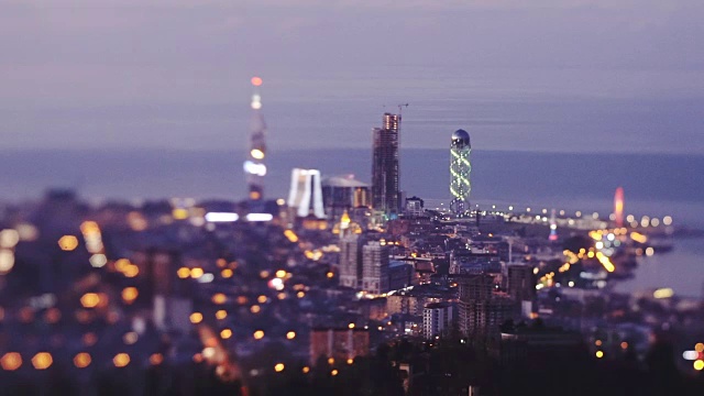 远景。日落市景，倾斜效果视频素材