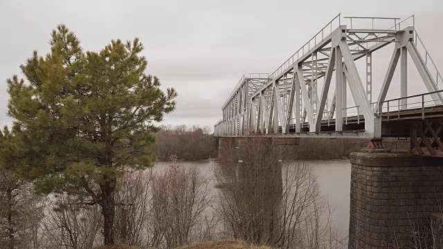 空桥全景，碑文，穿过河流的旧铁路桥，视频素材