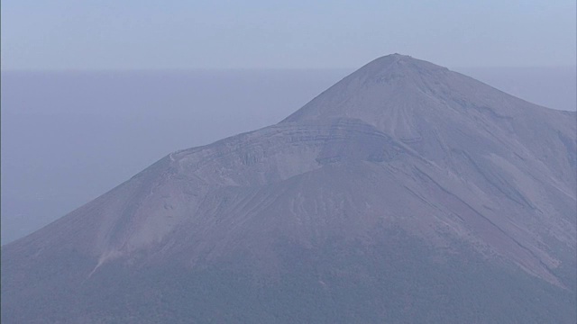 空中，侧火山命名为大achi和成层火山高知湖，九州，日本视频素材