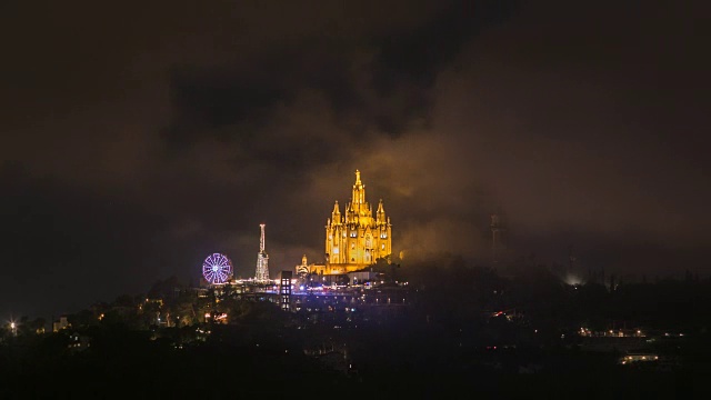 耶稣圣心寺在西班牙加泰罗尼亚巴塞罗那Tibidabo山的云中时光流逝视频素材