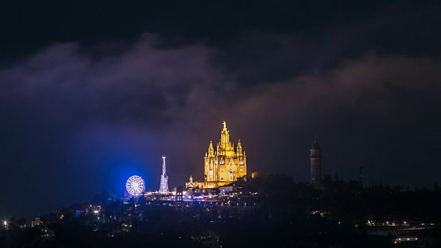 耶稣圣心寺在西班牙加泰罗尼亚巴塞罗那Tibidabo山的云中时光流逝视频素材