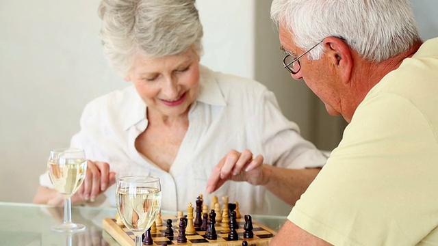 一对老夫妇坐在桌前下棋视频素材