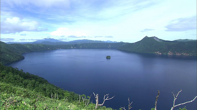 在北海道岛上，茂盛的植被覆盖了马淑湖的海岸线。视频素材