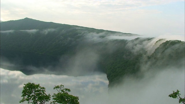 浓雾飘过马淑湖和北海道岛上的山脊。视频素材