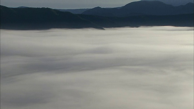 浓雾笼罩着北海道岛上的马淑湖。视频素材