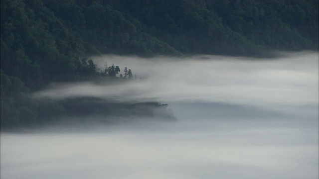 浓雾一直延伸到马曙湖的海岸线。视频素材