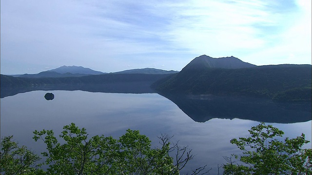 马曙湖如镜的湖水倒映着一座山。视频素材