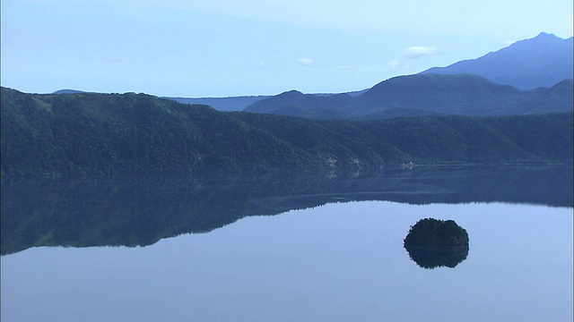 一座山脊倒映在马苏湖平静的水面上。视频素材