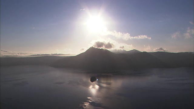 阳光明媚地照在山顶和马曙湖上。视频素材