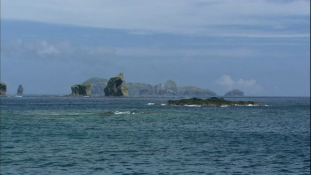 海浪流向小笠原群岛。视频素材