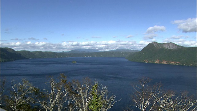 日本北海道马寿湖上空，云朵飘浮。视频素材