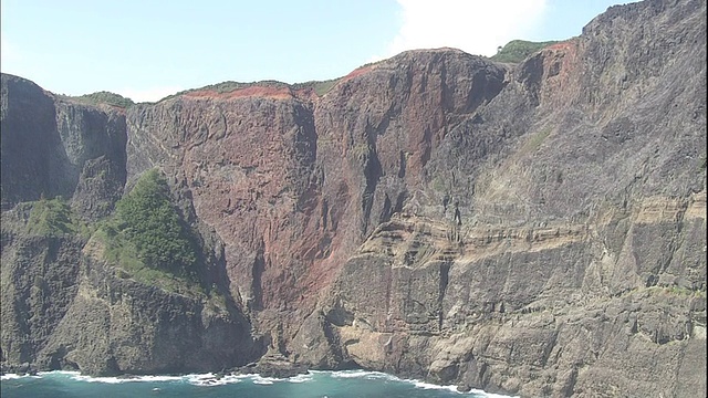 海浪冲击着Chichijima岛的悬崖。视频素材