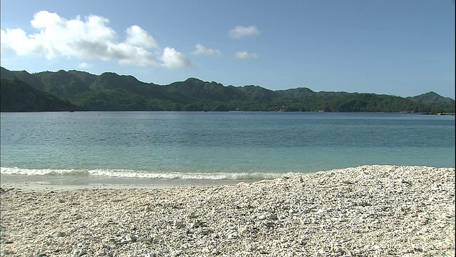 太平洋海浪翻滚到日本集子岛的海滩上。视频素材