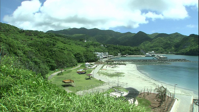 小笠原群岛的海浪拍打在防波堤上。视频素材