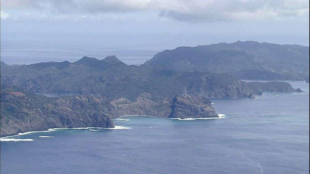 太平洋环绕着日本的小笠原群岛。视频素材