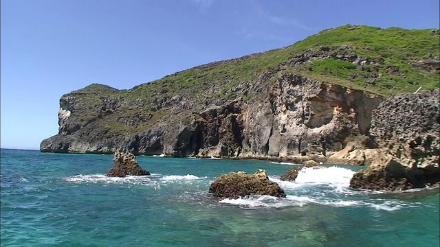 植被覆盖着海岸峭壁。视频素材