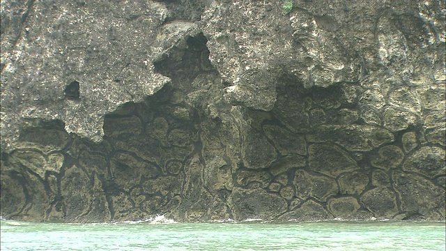 火山岩向海中突出。视频素材