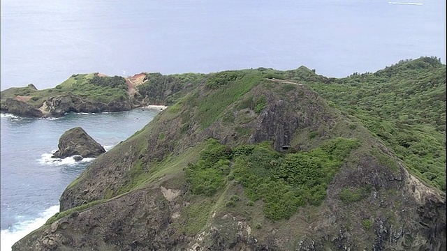 太平洋的海水撞击了哈哈吉玛群岛的悬崖。视频素材