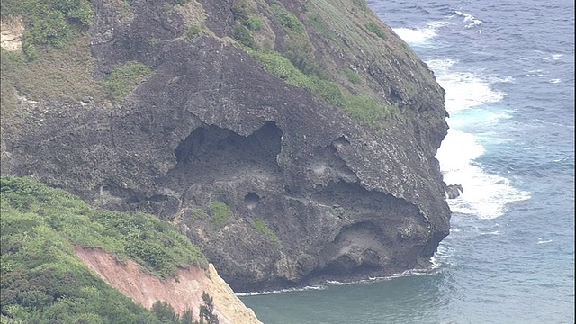 海浪冲击着日本海岸外的Hahajima群岛。视频素材