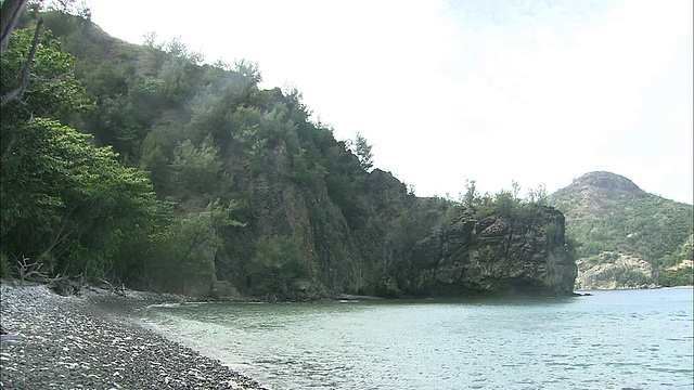 海浪轻轻拍打着集池岛的海岸。视频素材