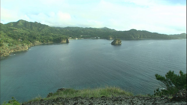 日本知岛(chici - jima Island)海岸附近樱浦区的一个海湾里，水波荡漾。视频素材